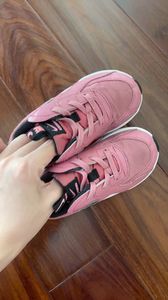 女童 耐克Nike气垫球鞋 尺码如图标签所示26碼 9成新。