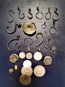 自藏明代耳环与银锭一些，自藏不卖，请勿询价，欣赏帖。