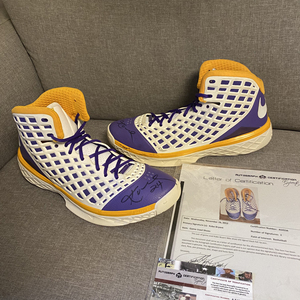 科比亲签球鞋 zk3主场紫金sample gu 证书齐全 亲