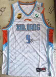 前nba休斯顿火箭队球员 cba总冠军球员 周琦亲笔签名球衣