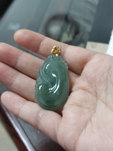 翡翠晴水蓝绿色如意18k金扣头吊坠