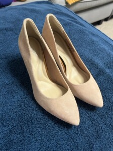 全新美国乐步rockport7厘米经典款 米色麂皮高跟鞋 前