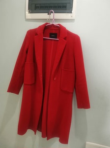 第一次在咸鱼上卖东西，MoCo正红色大衣，9成新，买成300