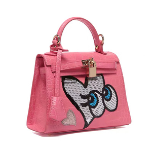 粉色包包大眼睛