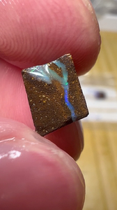 天然澳洲铁欧泊原石,2克拉, 纹理变彩巨漂亮,潜力很大的料子