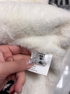 西柚妮的牛仔羊羔毛外套295买的，美丽穿的毛衣159买的。当