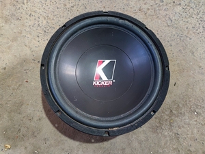 138rong淘宝自用12寸低音,美国k牌kicker低音炮,退烧不玩,所以便0人
