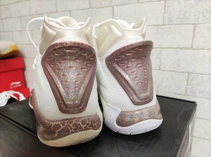 安踏汤普森系列kt5白金实战篮球鞋,全新专卖店断码撤柜,有一