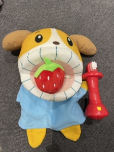 巧虎17月龄刷牙玩具.大嘴狗狗是手偶,草莓可以塞进嘴巴,牙刷