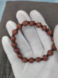 9随型泰国龙宫红舍利子18颗,可以去百度,有一颗