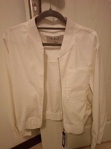 CRZ白色外套，正品，商场专柜买的，很新，本人发的都是自己得