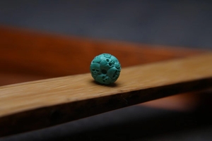 精品原矿高瓷绿松石雕刻噬魂珠.眉心措24k金,无水无油,尺寸