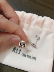 周生生铂金耳环