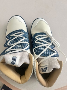 欧文nike,有需要带走,鞋子太多,朋友上学送的,新的一次没