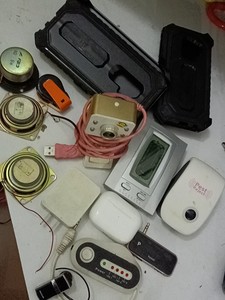 收捨岀来的一堆电子产品，摄像头，驱鼠器，兰牙耳机，两个挂腰的