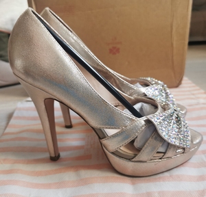 转卖鱼嘴高跟鞋