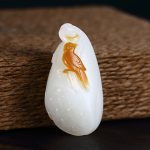 省级玉雕大师乔鑫作品新疆和田白玉沁皮籽料圆雕莲蓬喜鹊吊坠15克