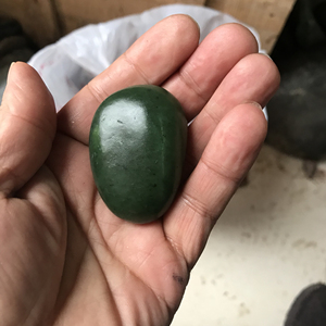 全新70克新疆和田玉沙栆青碧玉籽料原石手玩件.