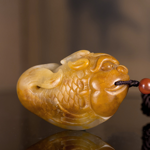 省级玉雕大师乔鑫作品新疆和田玉黄沁皮籽料立体雕瑞兽鱼化龙15克