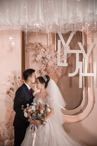 韩系婚纱定制款，杭州某婚纱礼服店买的，原价4500自己270