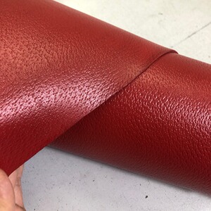 进口红色猪皮纹头层牛皮,手感中硬,厚度1.8-2.0mm