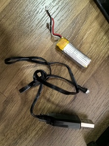 斯柯迪G18充电器线和电池(加赠2个配件)，便宜出售。包邮偏