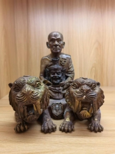 龙婆帕抱鲁士头坐双虎自身供奉