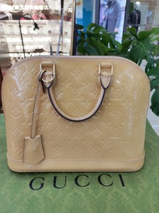 lv alma bb 裸色 漆皮贝壳包,奶茶色色调柔和细腻