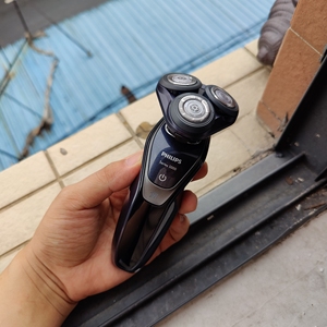 飞利浦电动剃须刀s5570  s500系列最好的剃须刀之一.