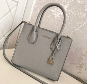 mk风琴包大象灰色,95新,底部五金有使用痕迹,要细节图可私