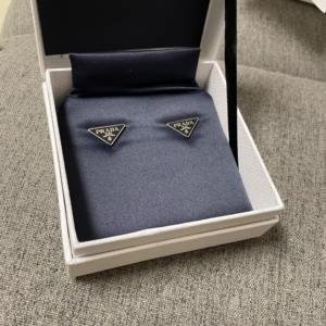 000人付款淘宝prada普拉达个性三角字母指环戒指tb8279673233000.