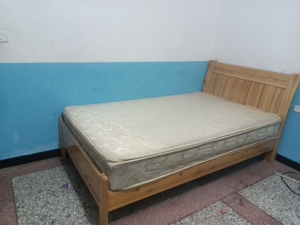 宽一米二.长二米,全实木床七八成新