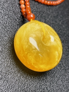 蜜蜡吊坠极品鸡油黄