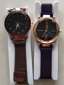 星空手表女韩版时尚潮流防水吸铁石磁铁表带实物如图，两只手表打