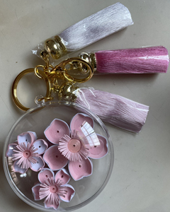 美女让定做的款式,亲们也可以带图询价定做哈,樱花款衍纸钥匙扣