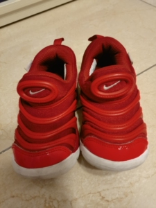 红色毛毛虫耐克