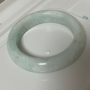 岫玉新疆料天青冻暴风雪手镯一条,55.8圈口,白透蓝.表面我