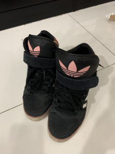 阿迪达斯玫瑰花