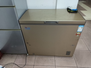 闲置冰柜出售,韩电品牌的,全铜,全新状态没咋用,外表有点磨损