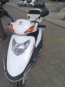 钱江踏板125摩托车,电喷,国四!云顶灯饰城买的,新车裸车5