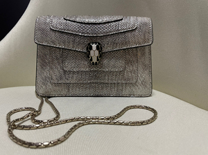 宝格丽蛇头包银色