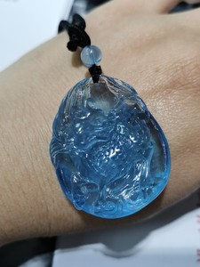 海蓝宝麒麟雕刻吊坠,体裁新颖,水润通透,无裂无杂,无滤镜拍摄