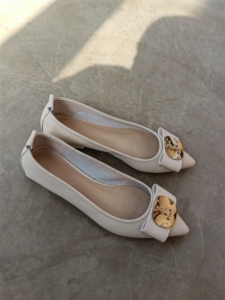 红绶带女鞋38码,全新就穿一次