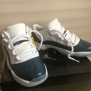aj11蓝蛇女款39码 鞋底贴了鞋膜水晶底无氧化 鞋面有轻微
