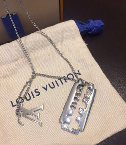 lv 路易威登猪年新款情侣男女lv 刀片镂空铭牌字母项链