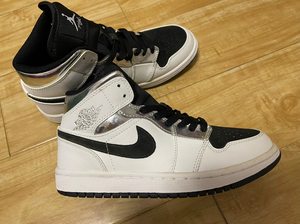 出一双耐克nike aj1乔一aj液态银黑白金属银熊猫中帮鞋