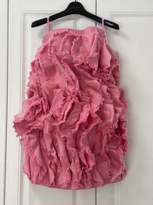 Annakiki粉色牛仔半裙，纱是真丝的，非常重工的一条裙子