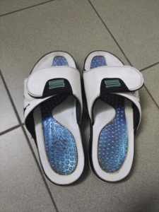 aj11拖鞋变色龙42.5码,保真.成色如图,穿的时间不久