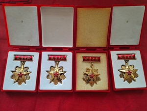 刚刚收到八十年代中国人民解放军八一优秀士兵奖章4枚!品像一流
