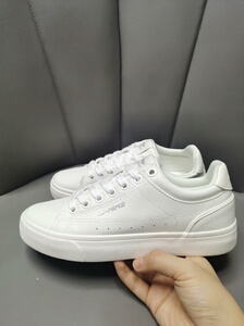 正品李宁品牌女鞋,仅有35码,白色皮面厚底小白鞋,皮质细腻柔